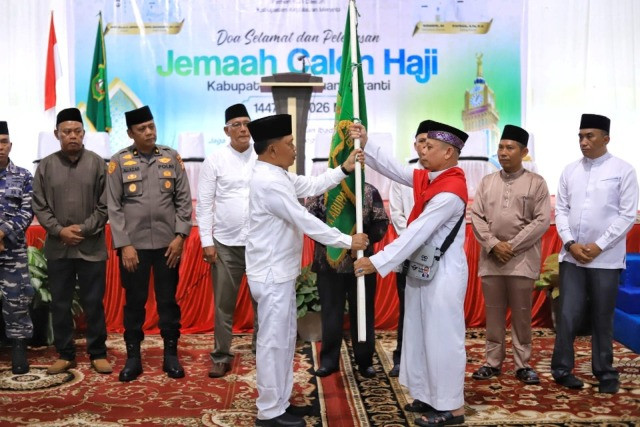 Bupati Asmar Lepas Calon Haji Meranti, Ingatkan Fokus Ibadah di Tanah Suci