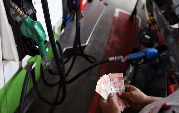 Harga Pertamax Turbo Turun Harga Solar Non-Subsidi Naik
