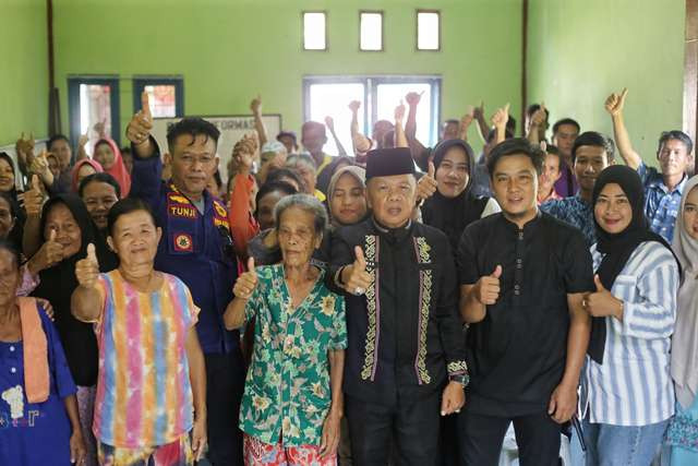 Plt Bupati Asmar Serahkan Bansos di Desa Sokop