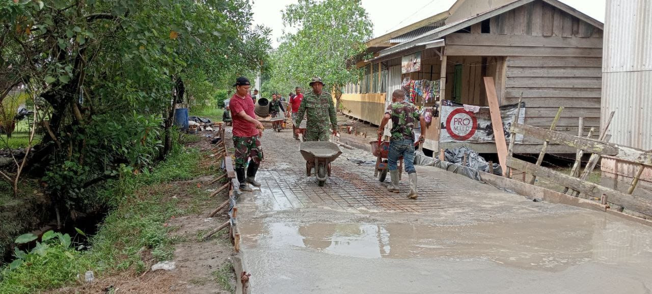 Berkat Kegigihan Satgas TMMD Ke-115, Semenisasi Jalan Sudah Menampakkan Hasil