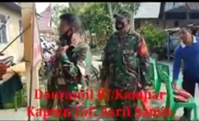 Danramil 07/Kampar Kapten Inf  Asril Samik Bantu Korban Kebakaran Sawah Baru