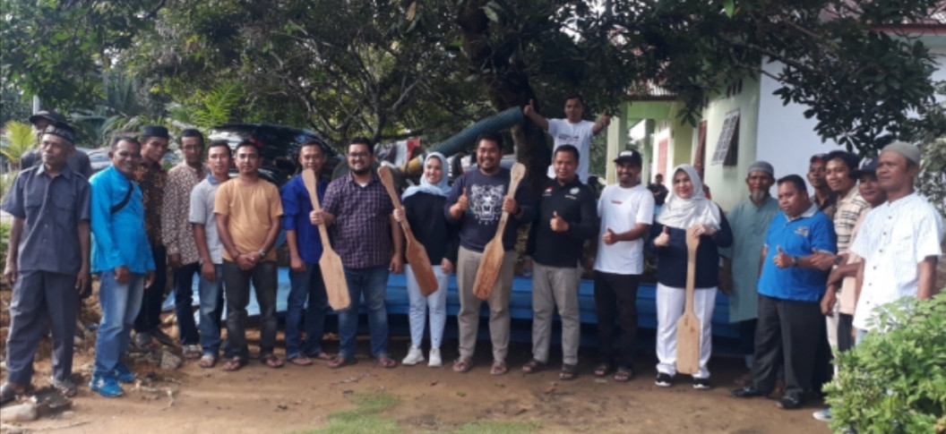 Hj Eva Yuliana Berikan Bantuan Sampan diDesa Gunung Bungsu