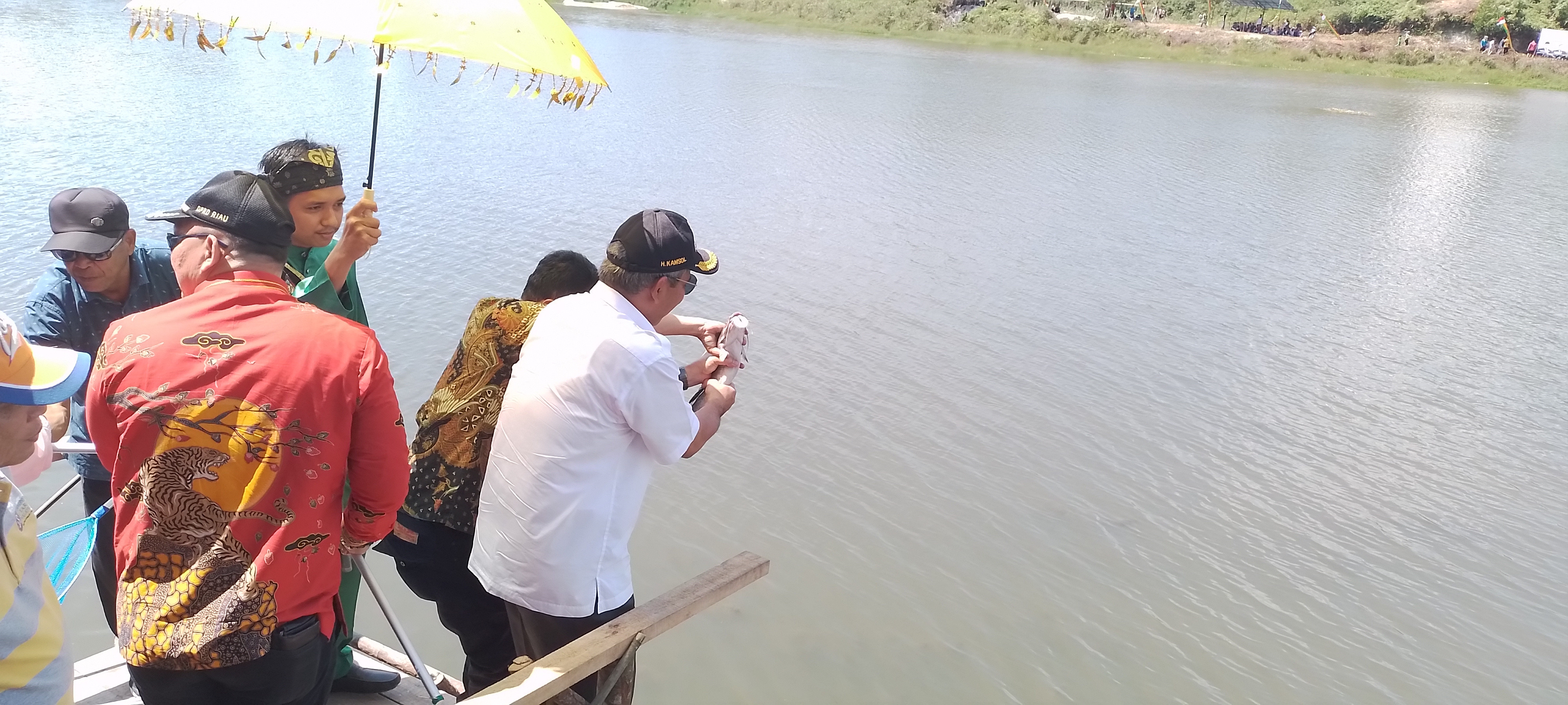 Ma,awuo Lubuk Larangan Sembat, Pj Bupati Lepas Ikan Doorprize 