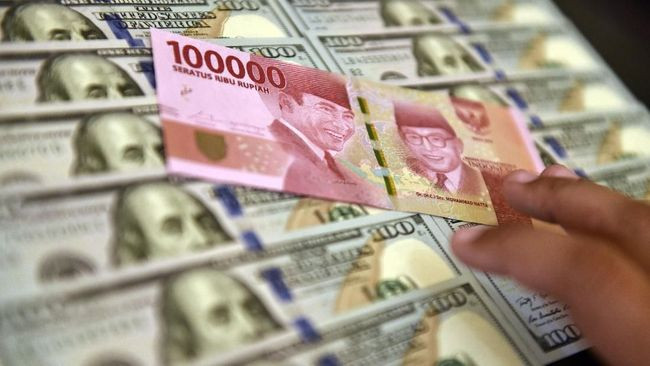 Rupiah Lunglai ke Rp15.671 per Dolar AS Jelang Rilis Suku Bunga BI