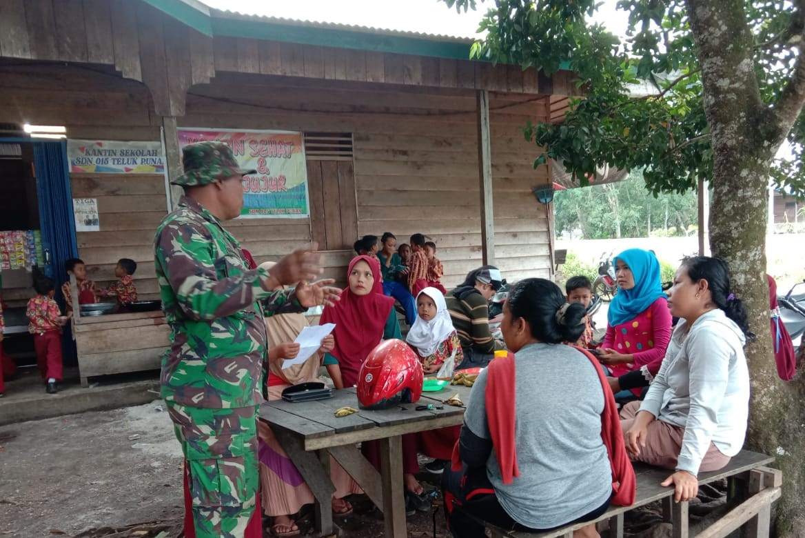 Satgas TMMD Ke-115 Kodim 0313/KPR Melakukan Komsos Kepada Warga