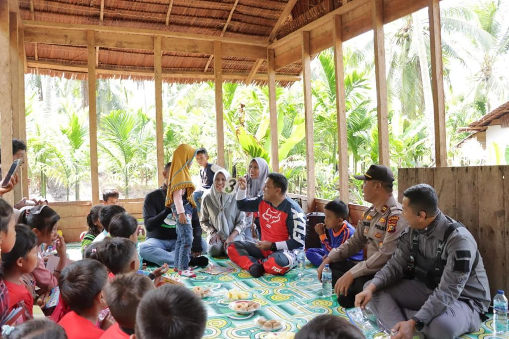 Kapolres Meranti Kunjungi dan Bantu Taman Baca Suku KAT di Desa Tanah Merah