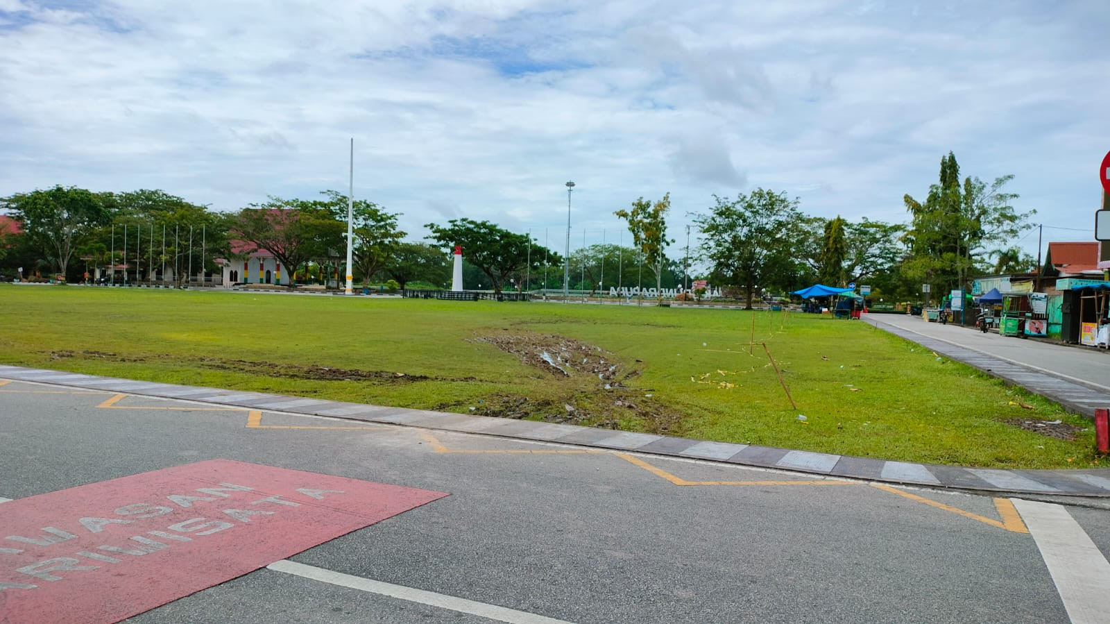 Lapangan Tugu Siak Rusak 