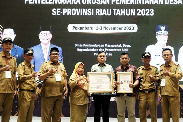 Komitmen Membangun Dan Memajukan Desa, Plt Bupati Asmar Terima Penghargaan Kementerian PDTT