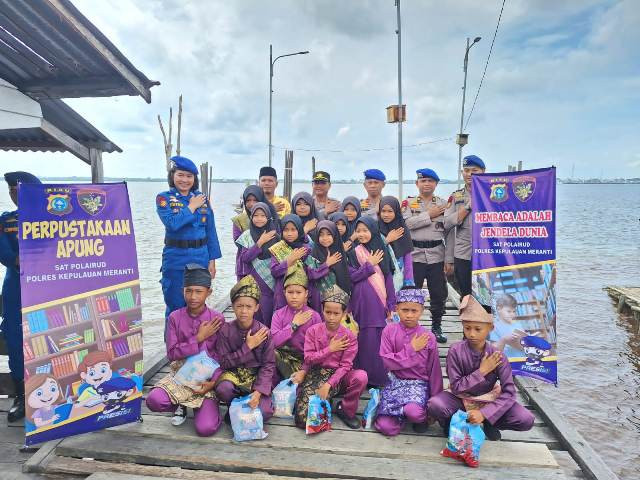 Satpol Airud dan Polsek Rangsang Barat Tingkatkan Budaya Literasi Anak Pesisir Perpustakaan Apung
