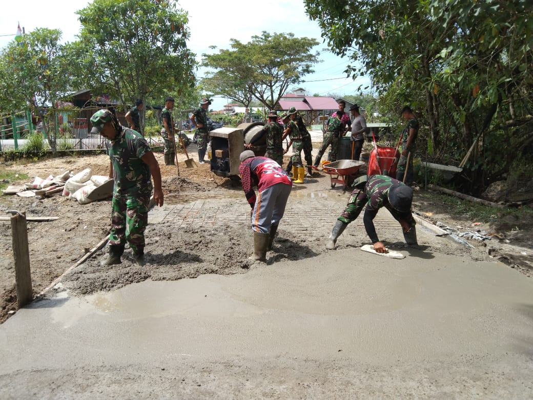 Satgas TMMD Ke- 115 Kodim 0313/KPR Kejar Target Semenisasi Jalan Bersama Warga