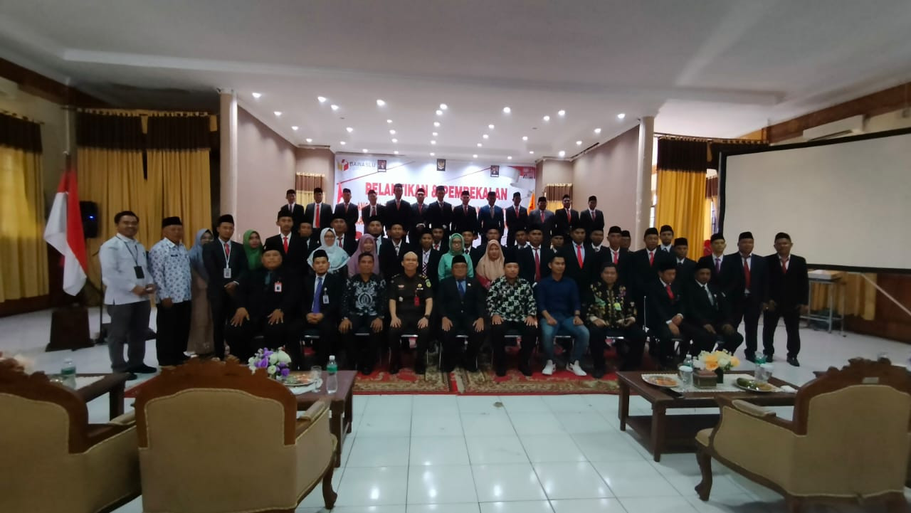 Lantik Panwascam Ketua Bawaslu kerja Bersinergritas