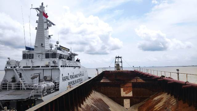 Petugas Tangkap Kapal Sewaan Perusahaan Pengeruk Pasir Pulau Rupat