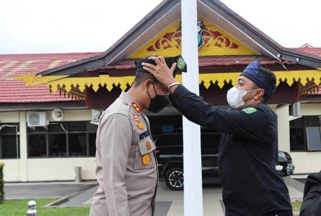 Dihadiahi Tanjak, Kapolres Inhu Silahturahmi Dengan LLMB Kabupaten Inhu