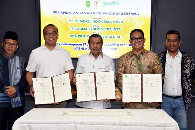 Gubri Syamsuar Serahkan Langsung Beasiswa untuk Mahasiswa Riau di IPB