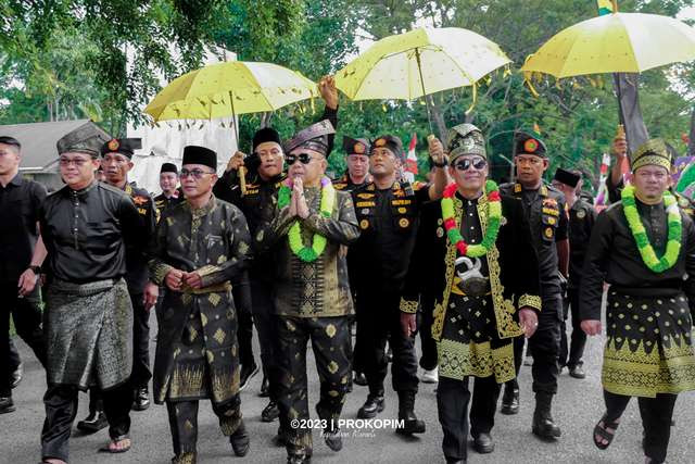 Plt Bupati Asmar Hadiri Pelantikan LLMB 