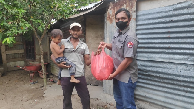 Wartawan dan Humas Polda Riau Bagikan Sembako