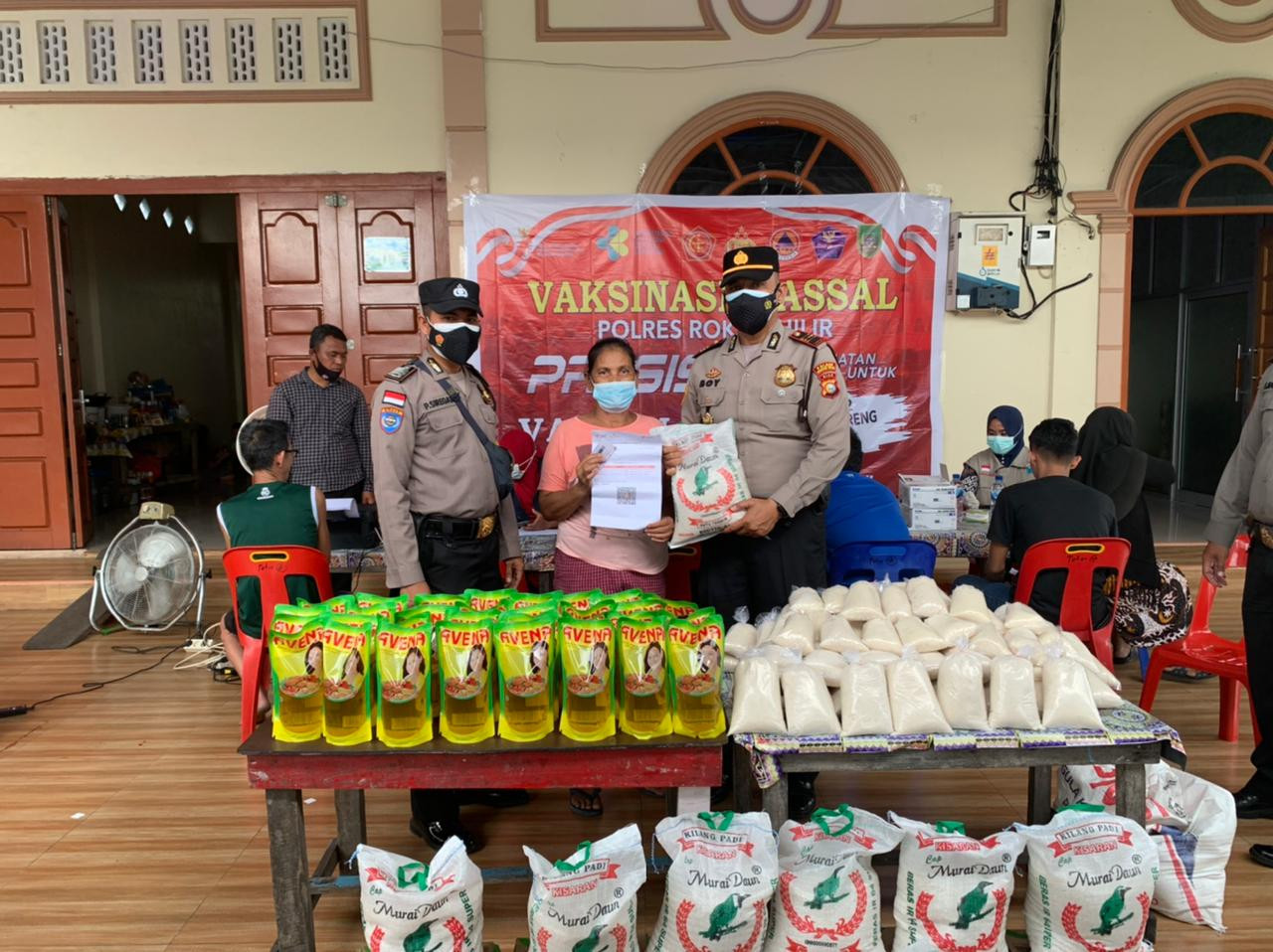 Di Panipahan Peserta Vaksin Dapat Sembako Gratis 