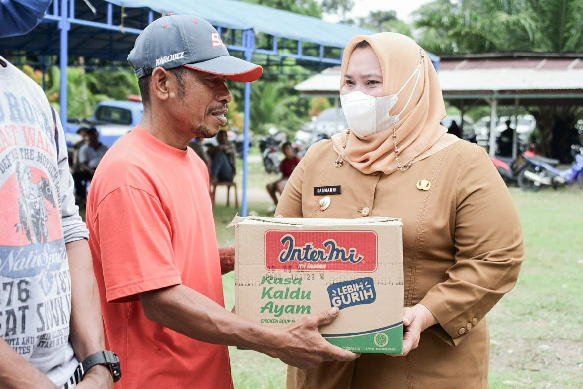 Bupati Kasmarni Serahkan Sembako Kepada Masyarakat Terdampak Banjir di Bantan Sari