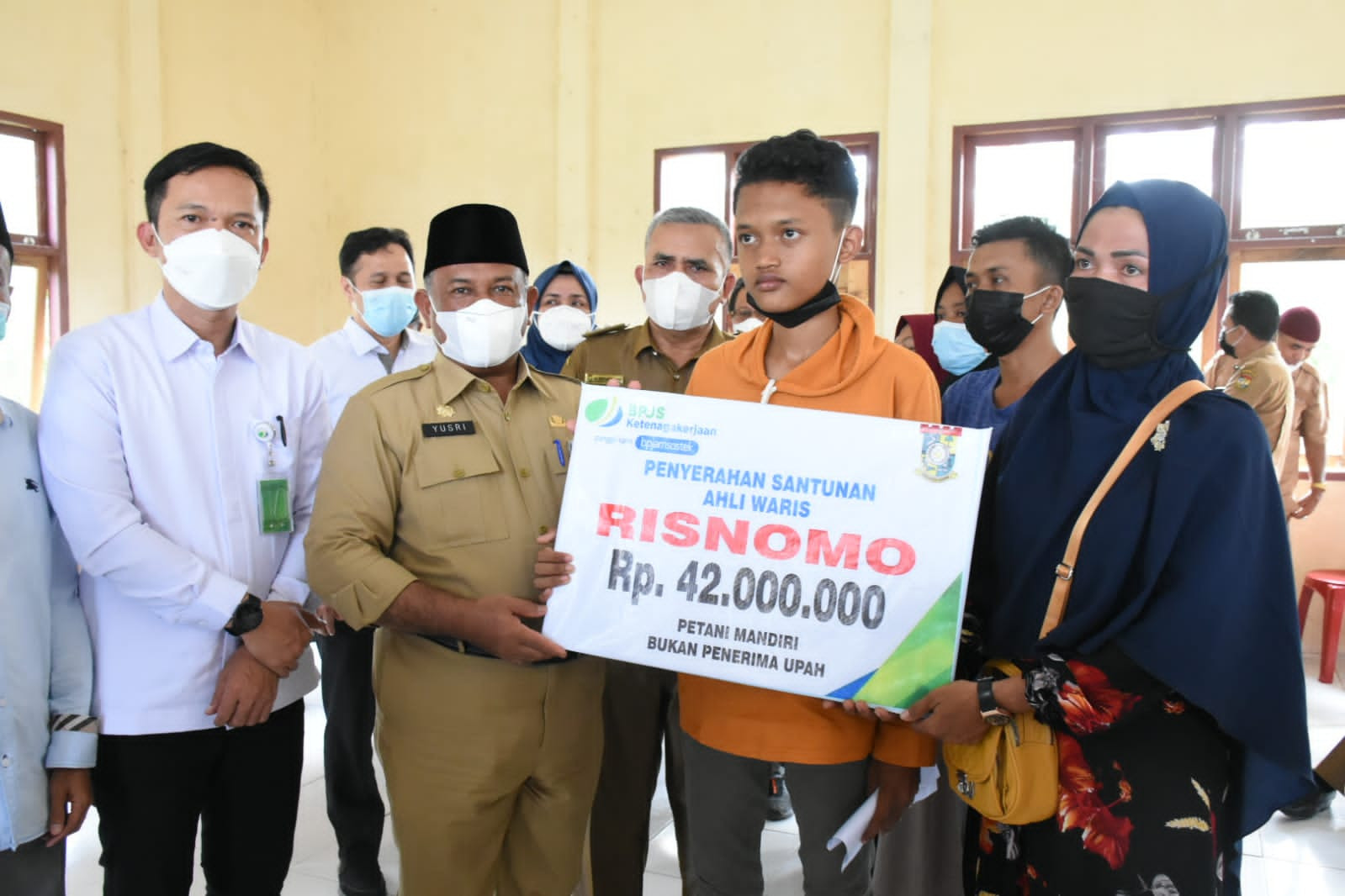 Jaminan Kesehatan, 900 Petani Kampar Kiri Hulu Terima Kartu BPJS Ketenagakerjaan