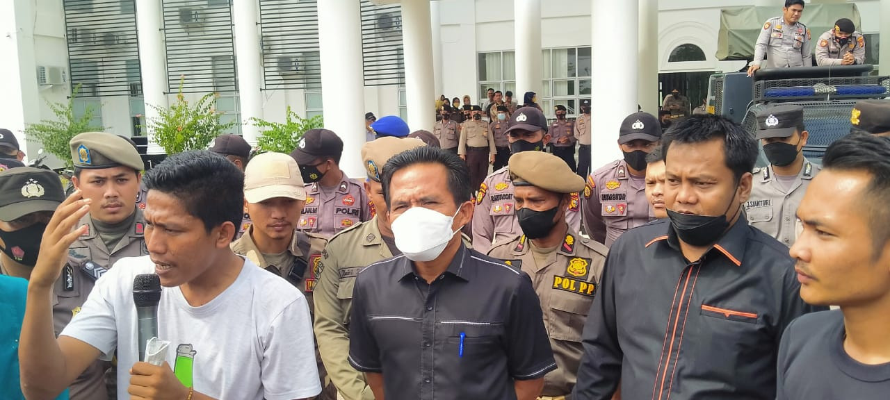 Medilog Institute Dan Nelayan Unjukrasa ke Kantor DPRD Rohil