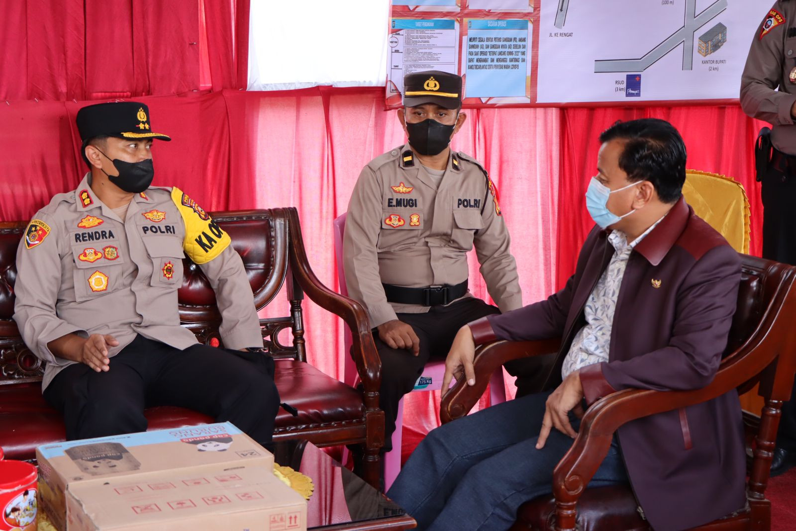 Forkopimda Kuansing Kunjungi Pos dan serahkan Bingkisan Lebaran ke Personil yang Bertugas