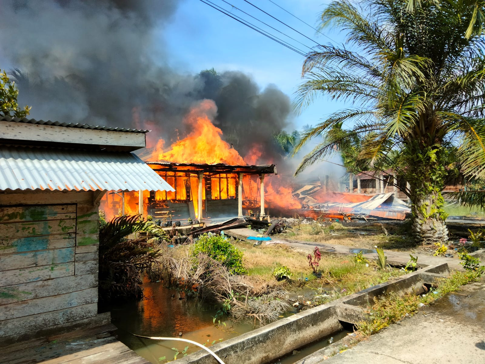 Kebakaran Menghanguskan Dua Rumah di Jalan Al Waris Masih Diselidiki