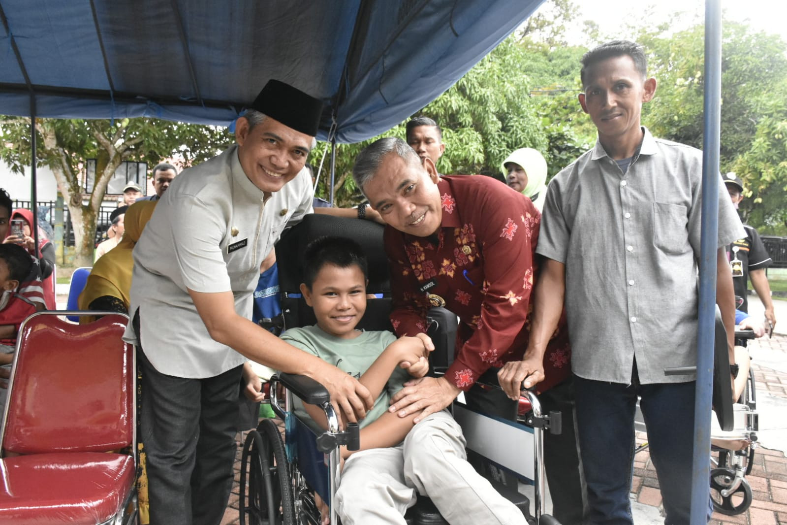 Dr H Kamsol,Serahkan Alat Bantu Untuk Penyandang Disabilitas 