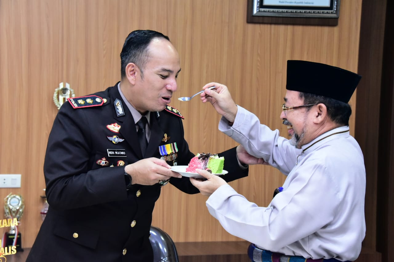 Sekda Bengkalis, Berikan Surprise kepada Jajaran Korps Bhayangkara