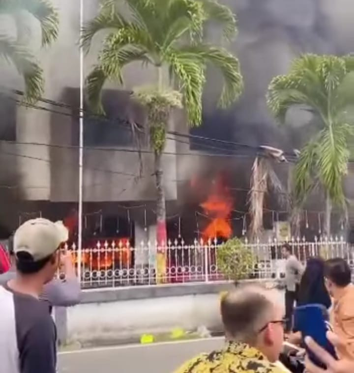 Eks Gedung DPRD Rohil Jadi Caffe, Hari Ini Terbakar