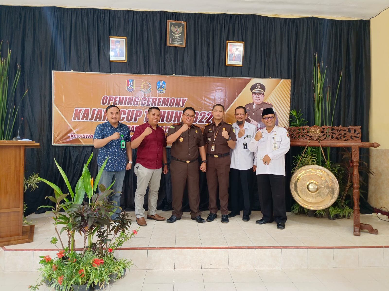 Kajari Tuban Suhendri MH Memukul Gong Tanda Dibukanya Kajari Cup Tahun 2022