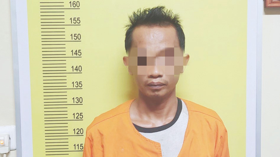 Tersangka pencabulan terhadap anak di bawah umur yang dibantu oleh istrinya. IST