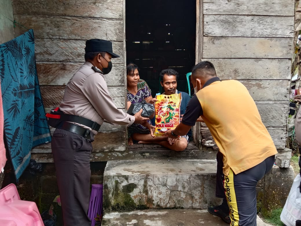 Kapolsek dan Anggota Kunjungi Rumah Warga dan Beri Bantuan Sembako 