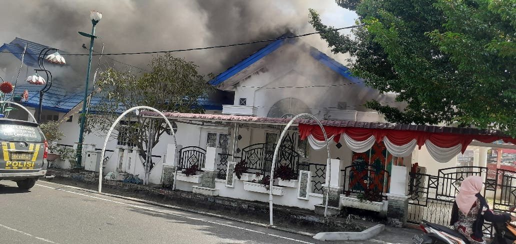 Polisi Pasang Police Line Di Rumdis Setda Rohil Yang Terbakar Kemaren