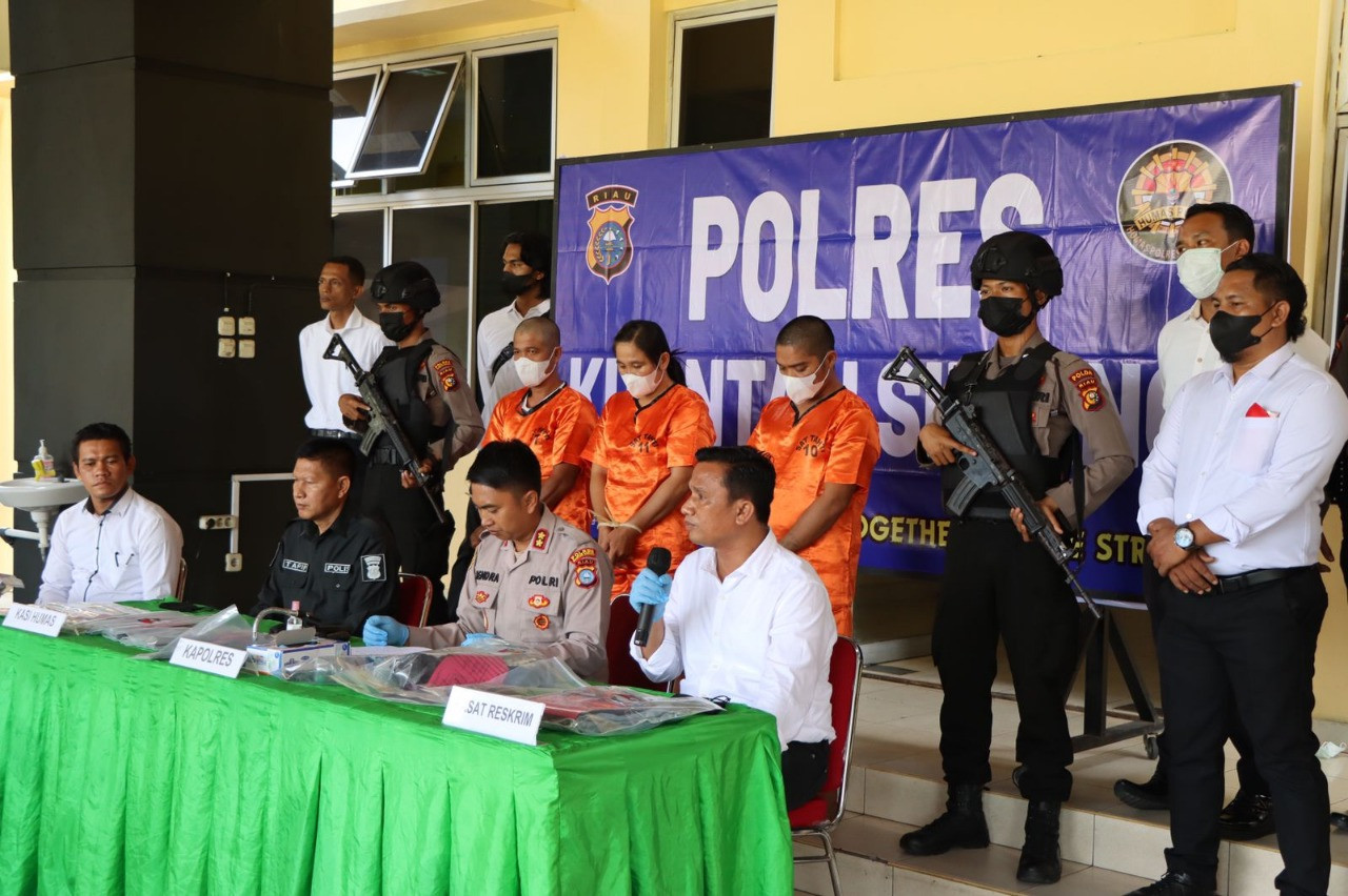 Polres Kuansing Gelar Press Conference Ungkap Kasus Senpi Rakitan dan Pembunuhan Berencana