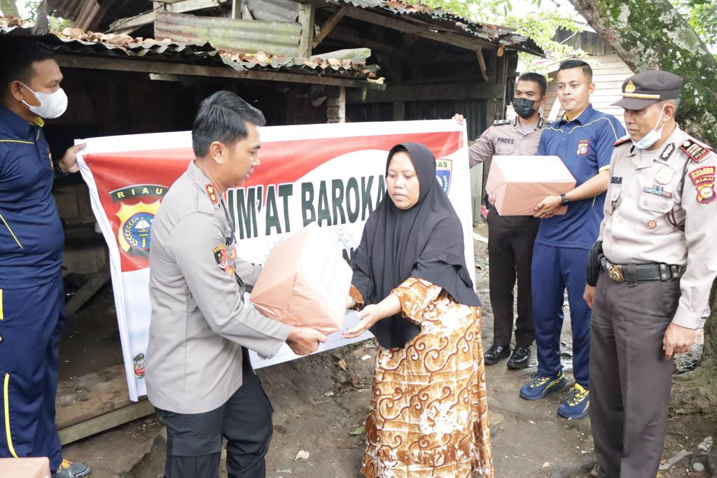 Jum at Barokah, Kapolres Kuansing Beri Bantuan Sembako Untuk Warga Kurang Mampu 