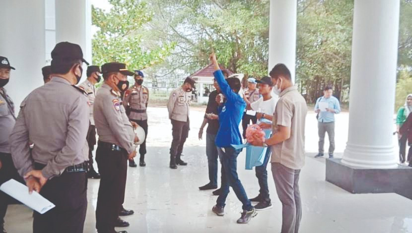  Mahasiswa Segel Kantor DPRD Rokan Hilir