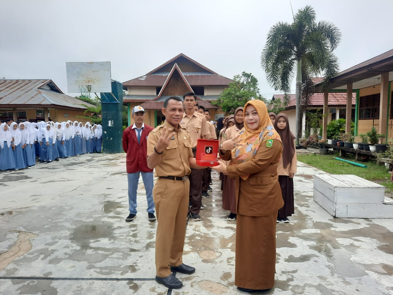 SMA 1 Kampar Timur Raih Peringkat 3 Nasional Lomba Tik tok Challenge         