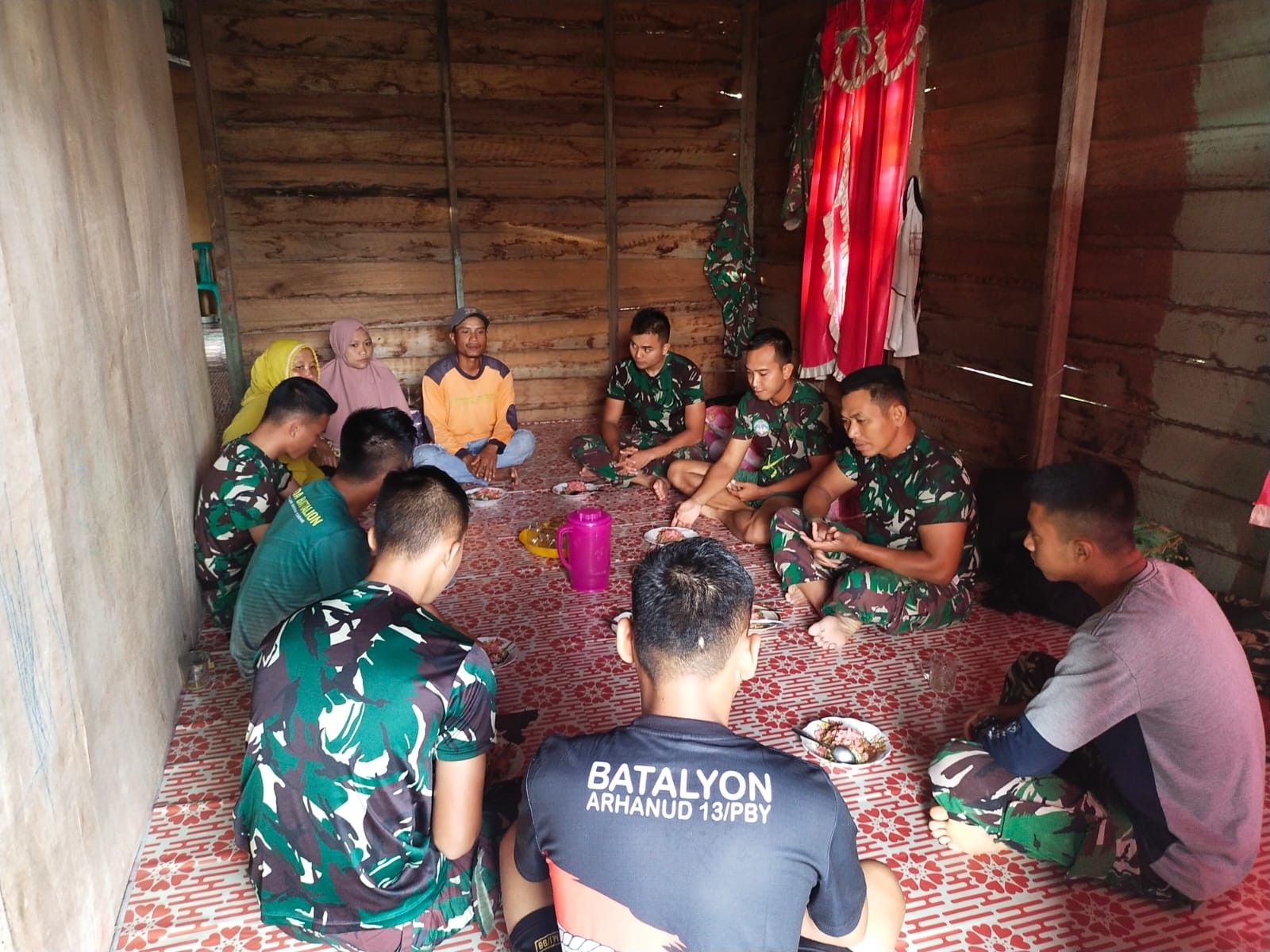 Anggota satgas TMMD Ke 115 Makan Pagi Bersama Orang Tua Asuh