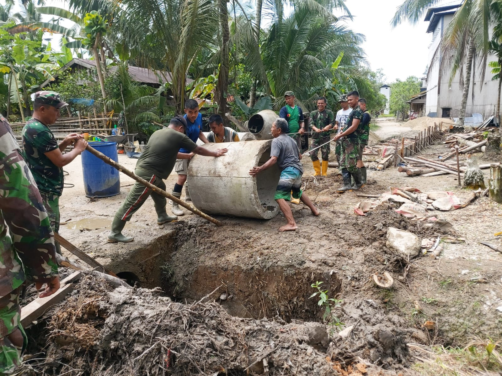 Satgas TMMD Ke-115 Kodim 0313/KPR Pasang Gorong-Gorong Secara Manual