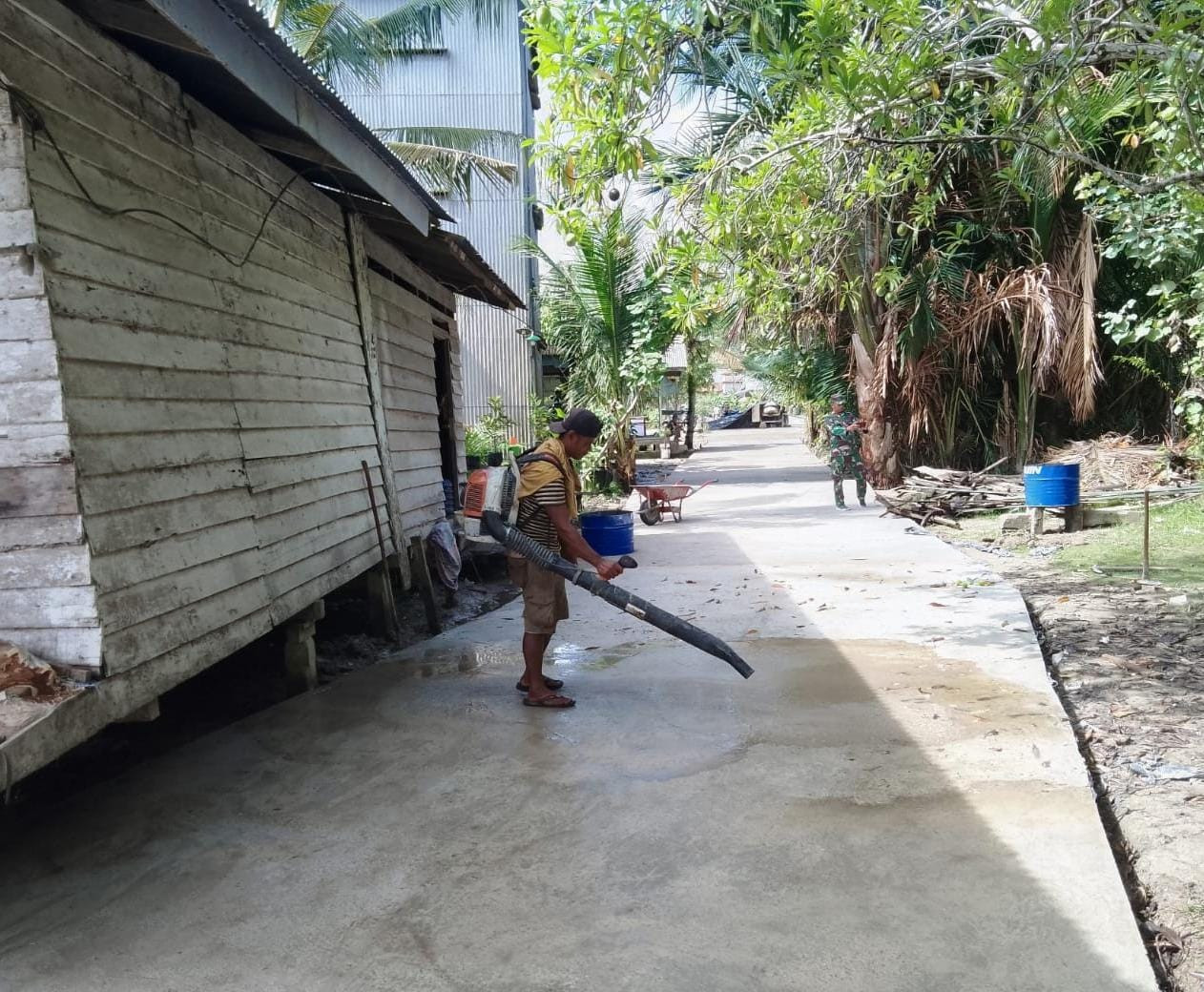 Satgas TMMD Ke - 115 Kodim 0313/KPR Membuka Papan Mal dan Bersihkan Jalan