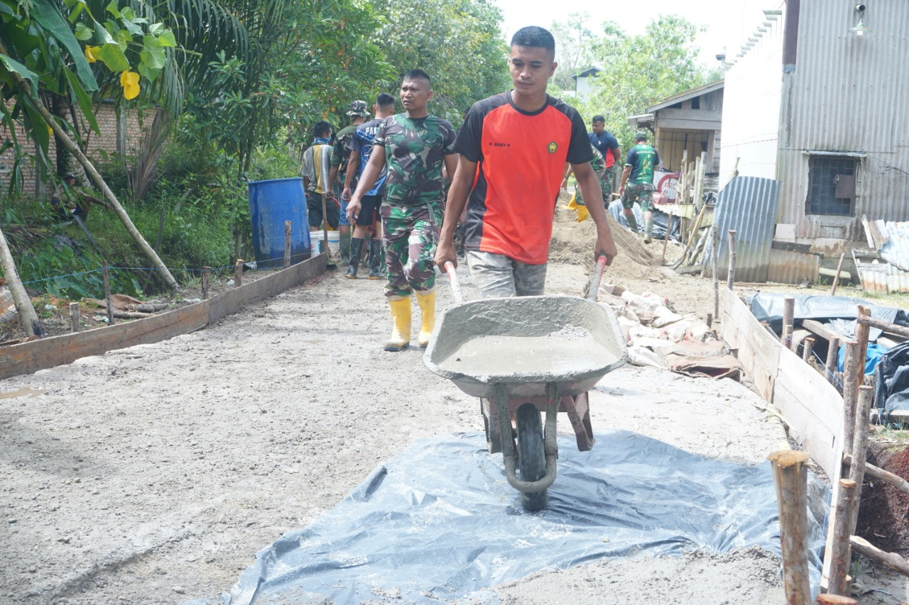 Satgas TMMD Ke 115 Kodim 0313/KPR Gunakan Plastik Sebagai Lantai Dasar Pengecoran Semen