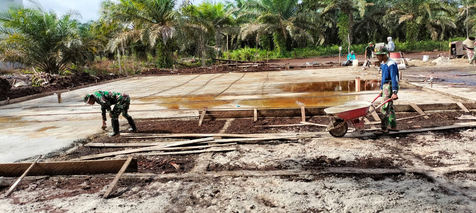 Peduli Sarana Olahraga, Satgas TMMD Ke-115 Tuntaskan Cor Lantai Kerja Lapangan Voly