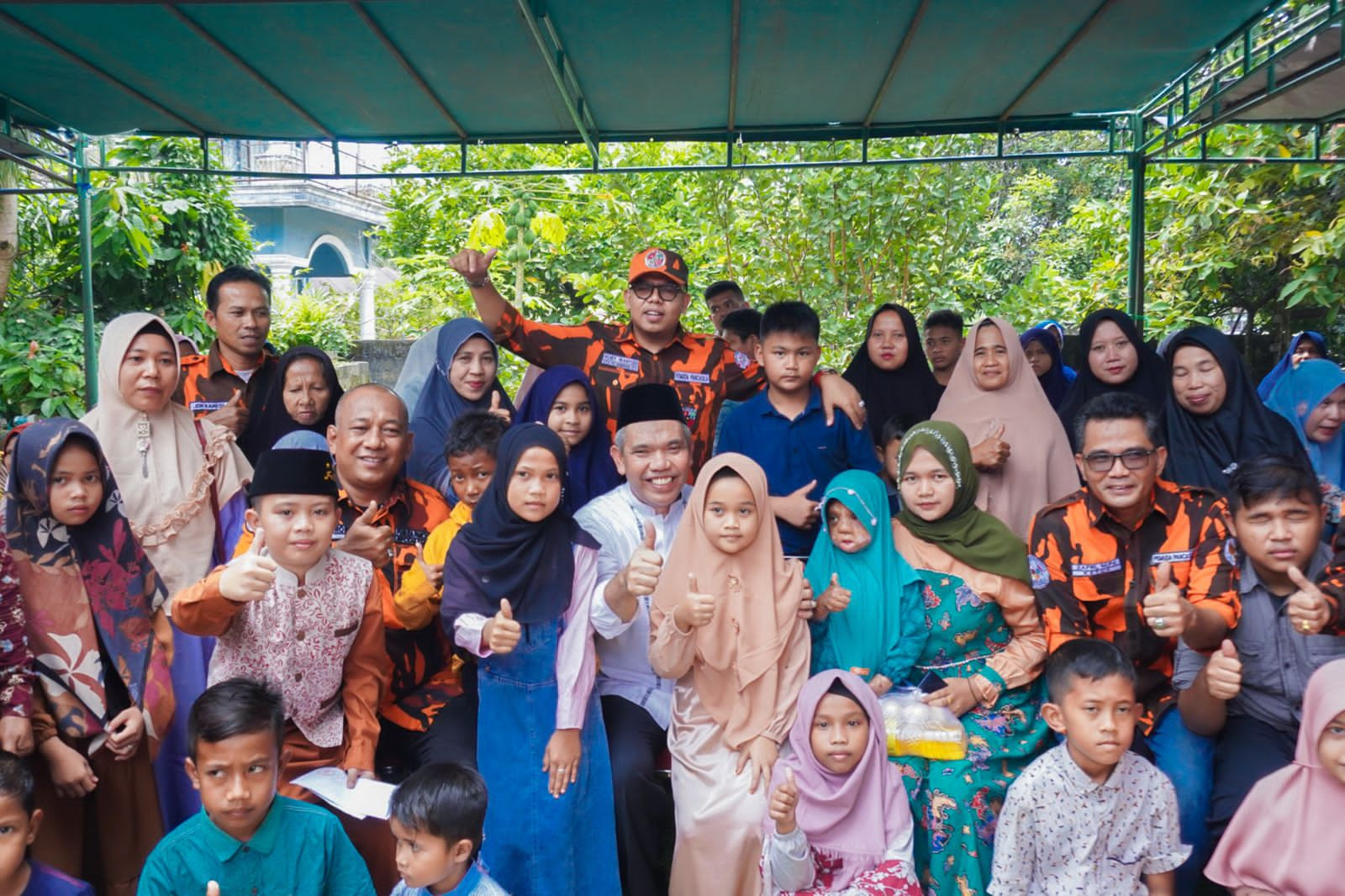 Pj. Bupati Kampar dan Ketua MPC PP Kampar, Serahkan Santunan kepada 63 Anak Yatim Sempena HUT PP