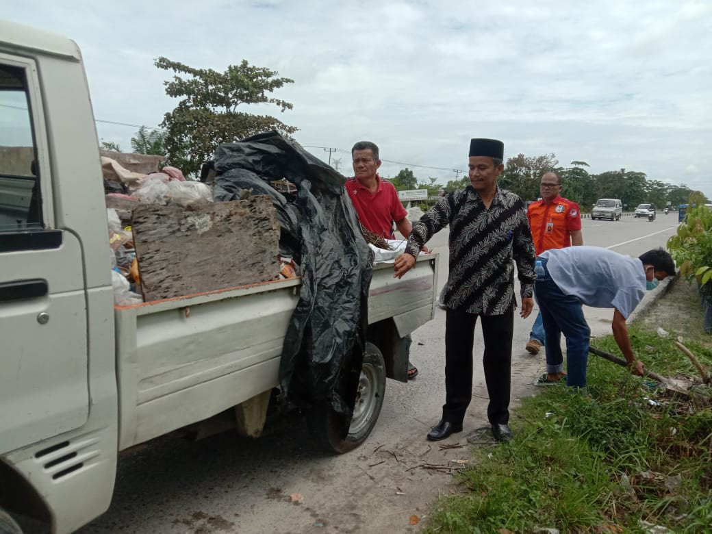 Kepala Desa Rimbo Panjang Gelar Jumat Bersih, Degan Goro Bersama di Lingkungan Desanya