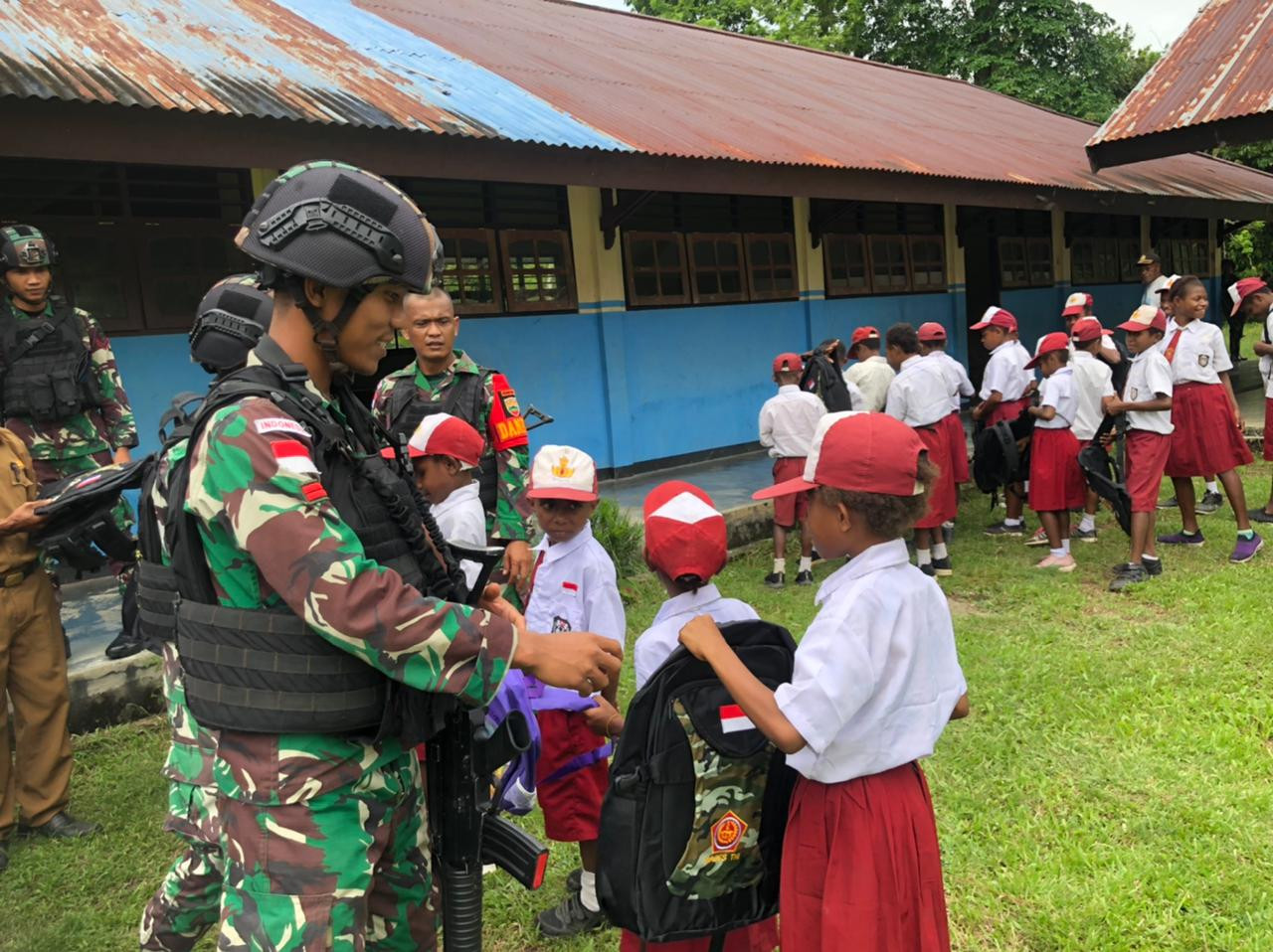 Prajurit 132 Bima Sakti Berikan Motivasi Belajar Kepada Siswa SD