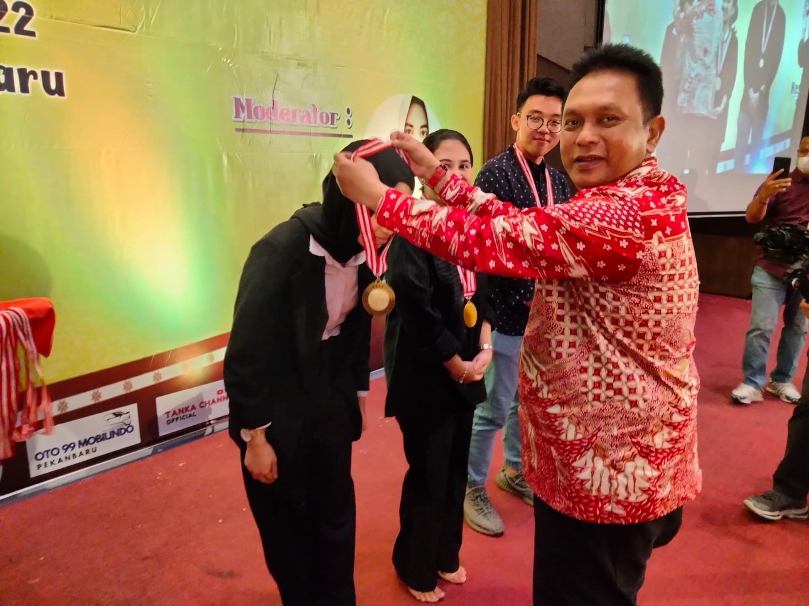 Dukung Dunia Pendidikan, DPD KAI Riau Serahkan Hadiah Debat Antar Mahasiswa