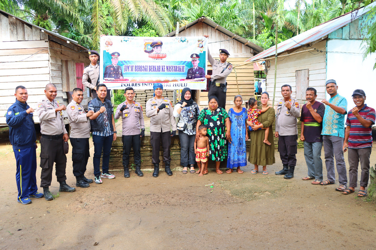 Komunitas Vampir Laksanakan Program Jubah Emas di Kampung Pulau