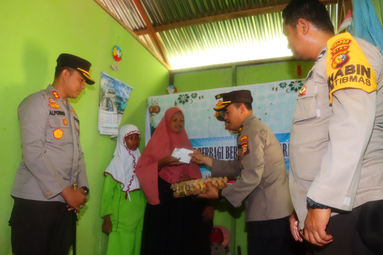 Sedekah dan Infak Personel Polres Inhu, Warga Sekip Hilir Terima Program Jubah Emas