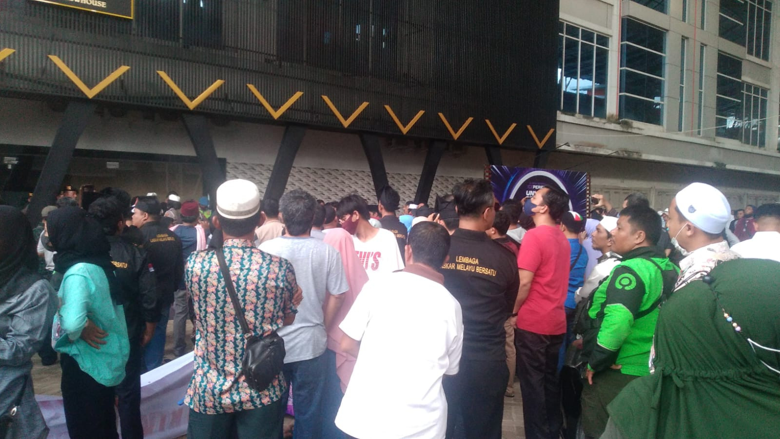 Ratusan Massa Mendesak Segel KTV Joker Poker