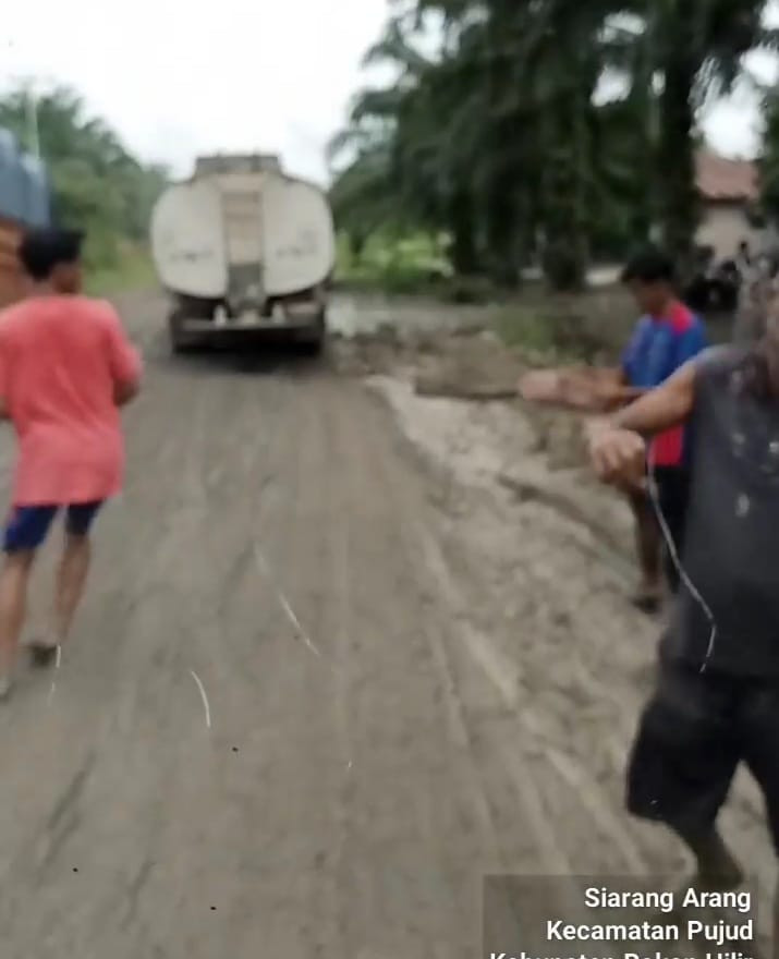 Memanfaatkan Jalan Rusak,Pak Ogah Pungli Truk Yang Lewat,Ini Di Siarang-Arang Pujud